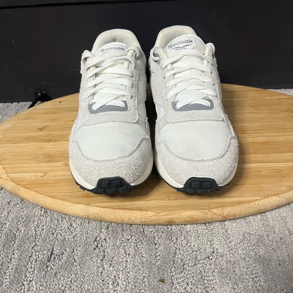 Women’s size 8 Reebok az in good condition suede is to - Picture 4 of 11